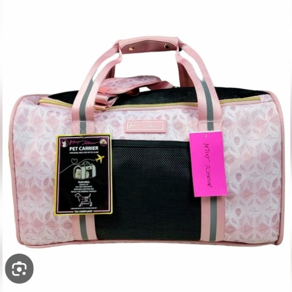 Betsey Johnson Pink Skulls and Lips Pet Carrier Up To 16 lbs - Picture 2 of 11